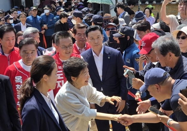 박근혜, 대구·옥천·대전 이어 원주·횡성으로…김진태 힘 싣는다