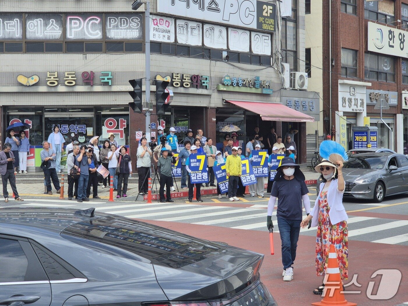 본문 이미지 - 25일 전북 완주군 봉동읍 봉동시장에서 김관영 전북지사 후보(무소속)의 선거 유세전이 진행된 가운데 지지자들이 연설을 듣고 있다./뉴스1 