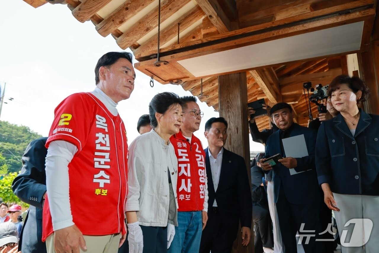 본문 이미지 - 박근혜 전 대통령이 25일 충북 옥천에 있는 고 육영수 여사 생가를 방문해 모친의 영정을 바라보고 있다. (전상인 국민의힘 옥천군수 후보 캠프 제공. 재판매 및 DB금지) 2026.5.25/뉴스1