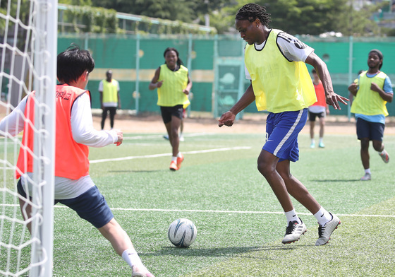 축구 실력 뽐내는 외국인 유학생