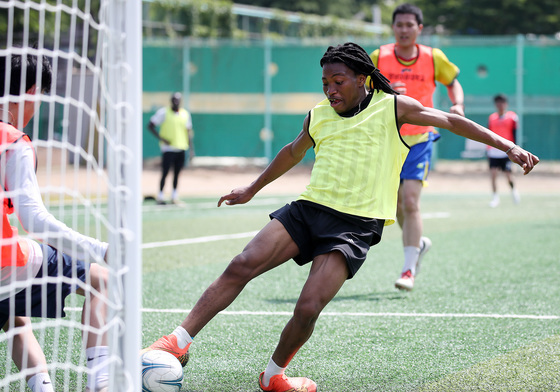 축구 실력 뽐내는 외국인 유학생