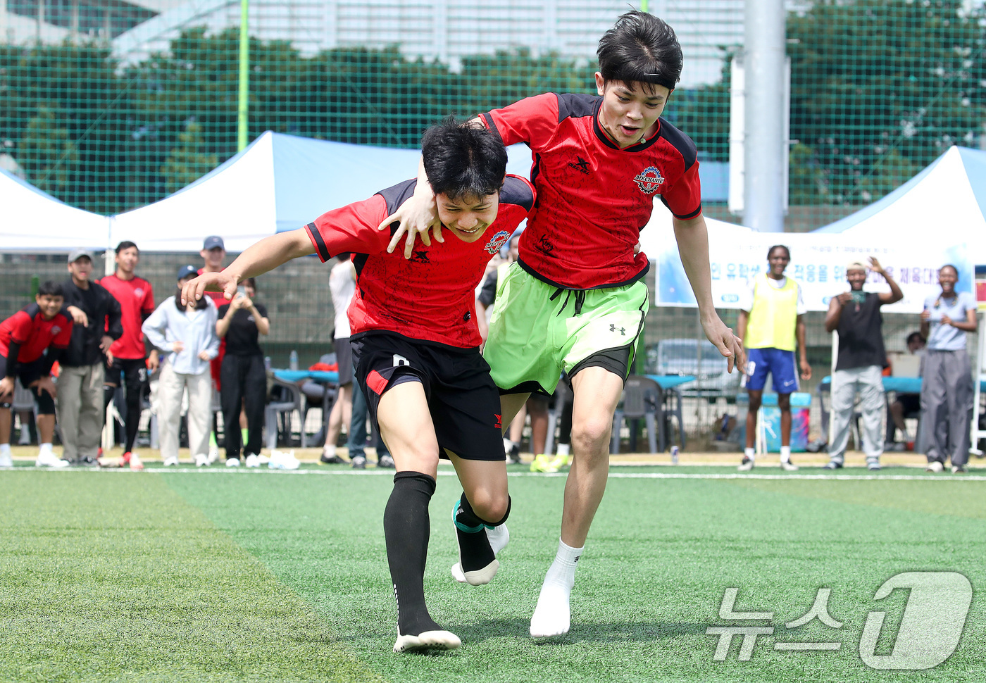 (대구=뉴스1) 공정식 기자 = 부처님오신날 연휴 마지막 날인 25일 대구 남구 영남이공대에서 열린 '외국인 유학생 한마음 체육대회'에 참가한 유학생들이 이인삼각 달리기를 하고 있 …