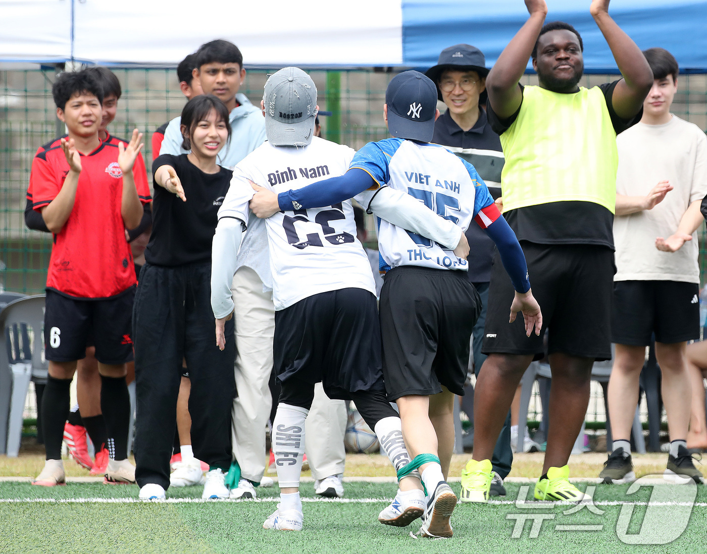(대구=뉴스1) 공정식 기자 = 부처님오신날 연휴 마지막 날인 25일 대구 남구 영남이공대에서 열린 '외국인 유학생 한마음 체육대회'에 참가한 유학생들이 이인삼각 달리기를 하고 있 …