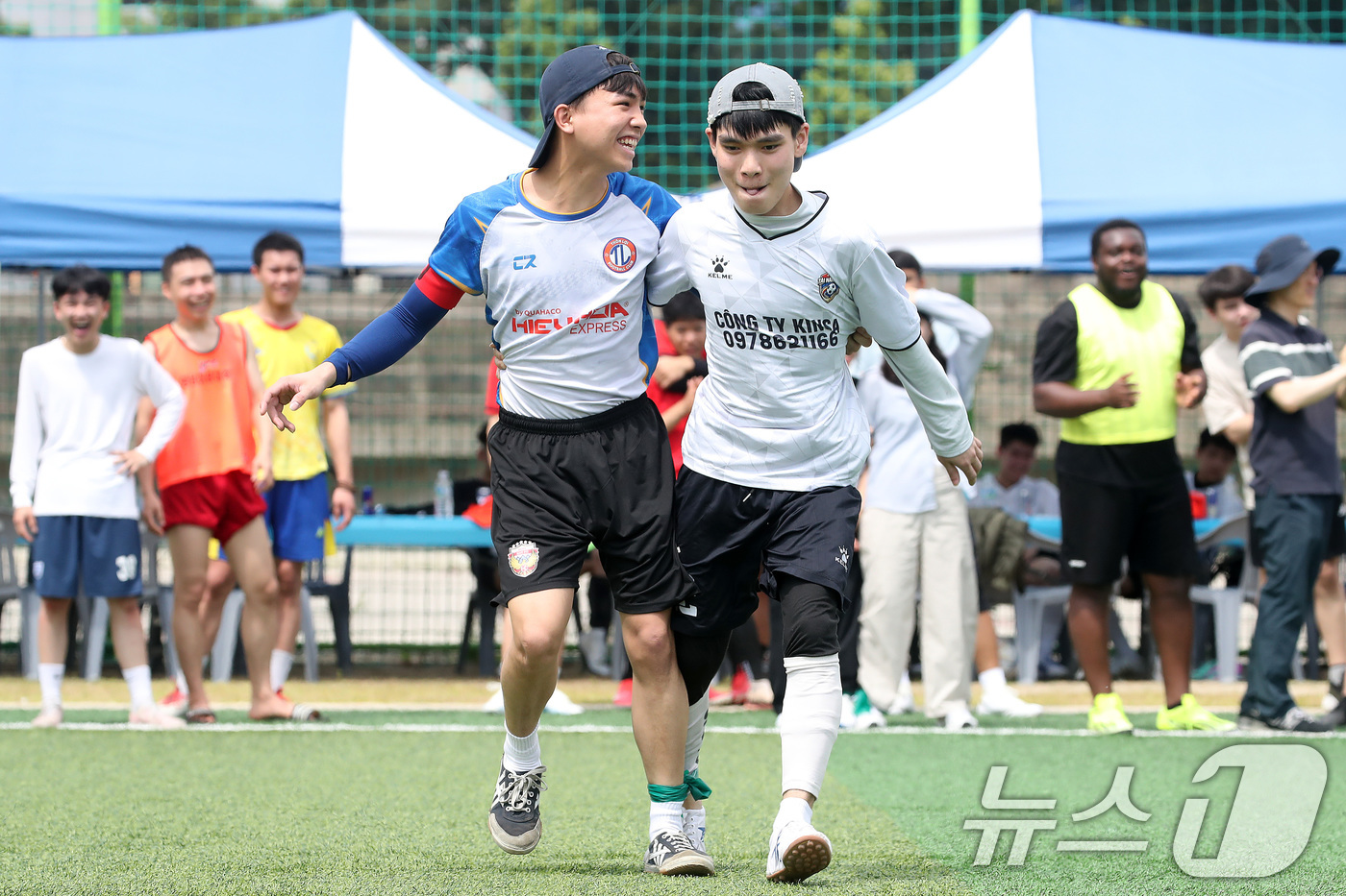 (대구=뉴스1) 공정식 기자 = 부처님오신날 연휴 마지막 날인 25일 대구 남구 영남이공대에서 열린 '외국인 유학생 한마음 체육대회'에 참가한 유학생들이 이인삼각 달리기를 하고 있 …