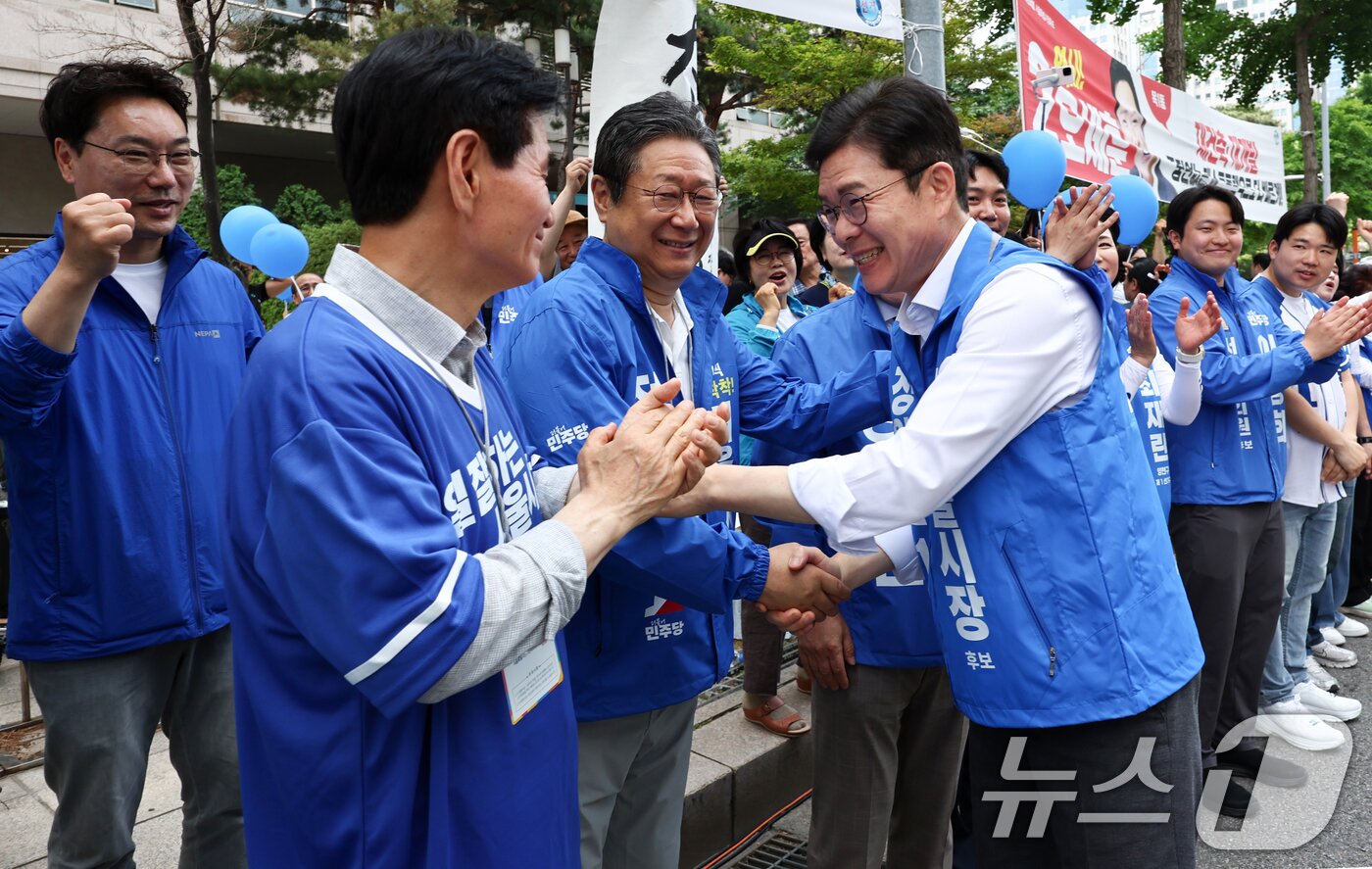 본문 이미지 - 정원오 더불어민주당 서울시장 후보가 25일 오후 서울 양천구 현대백화점 목동점 앞 유세 현장에서 당직자들과 인사하고 있다. 2026.5.25 ⓒ 뉴스1 최지환 기자