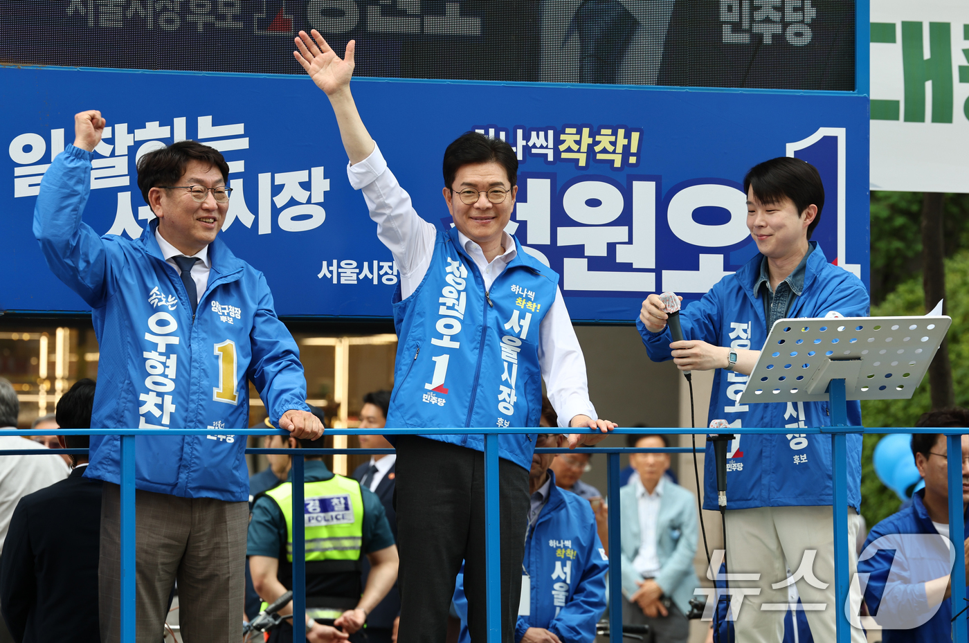 (서울=뉴스1) 최지환 기자 = 정원오 더불어민주당 서울시장 후보가 25일 오후 서울 양천구 현대백화점 목동점 앞 유세 현장에서 지지를 호소하고 있다. 2026.5.25/뉴스1
