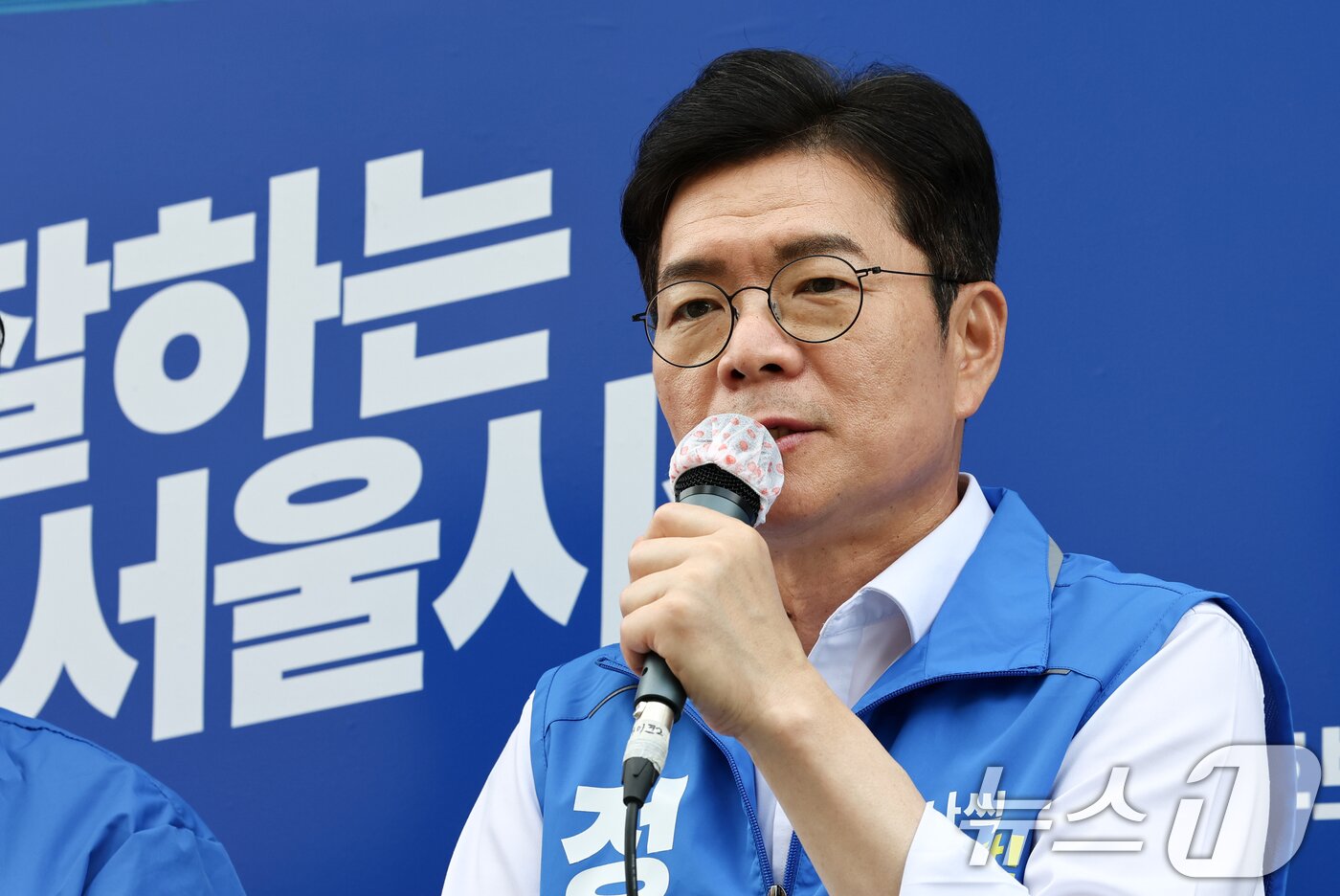 본문 이미지 - 정원오 더불어민주당 서울시장 후보가 25일 오후 서울 양천구 현대백화점 목동점 앞 유세 현장에서 지지를 호소하고 있다. 2026.5.25 ⓒ 뉴스1 최지환 기자