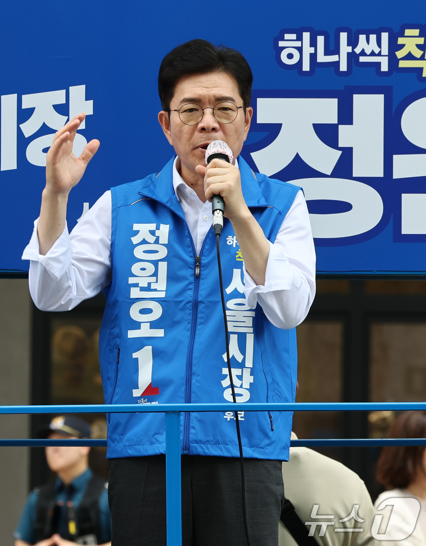 (서울=뉴스1) 최지환 기자 = 정원오 더불어민주당 서울시장 후보가 25일 오후 서울 양천구 현대백화점 목동점 앞 유세 현장에서 지지를 호소하고 있다. 2026.5.25/뉴스1