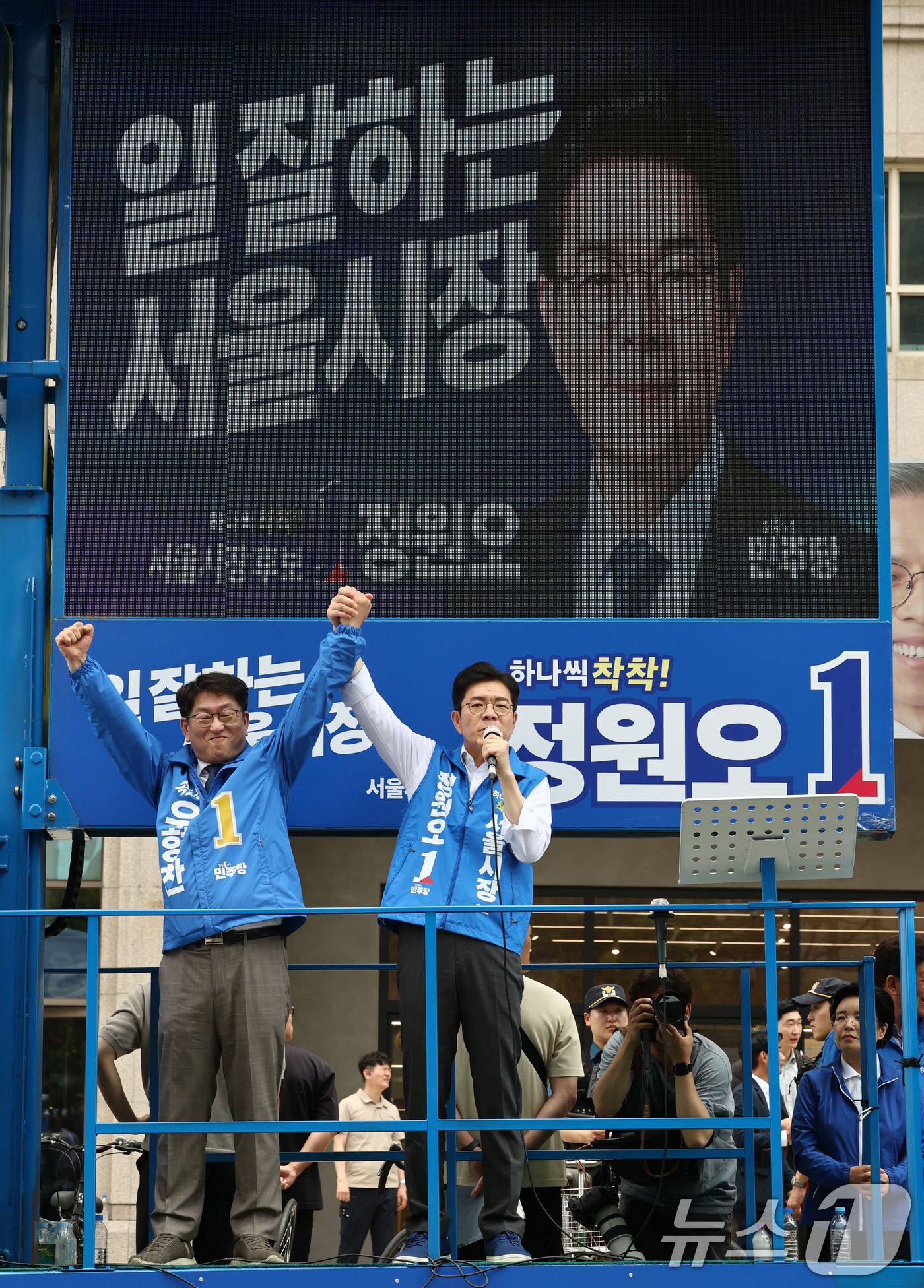 (서울=뉴스1) 최지환 기자 = 정원오 더불어민주당 서울시장 후보가 25일 오후 서울 양천구 현대백화점 목동점 앞 유세 현장에서 지지를 호소하고 있다. 2026.5.25/뉴스1