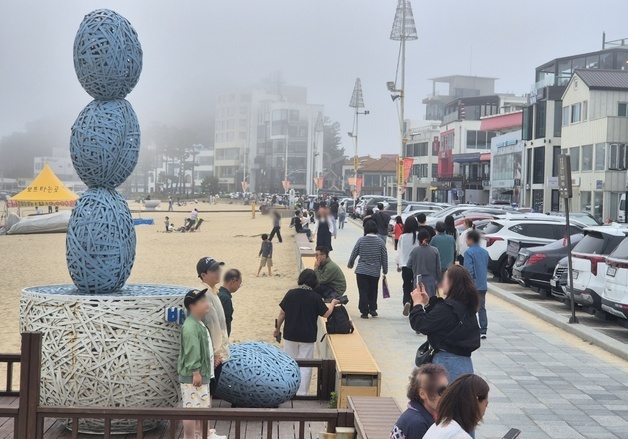 "벌써 끝이라니"…연휴 마지막날 동해안 관광지·시장 '북적'