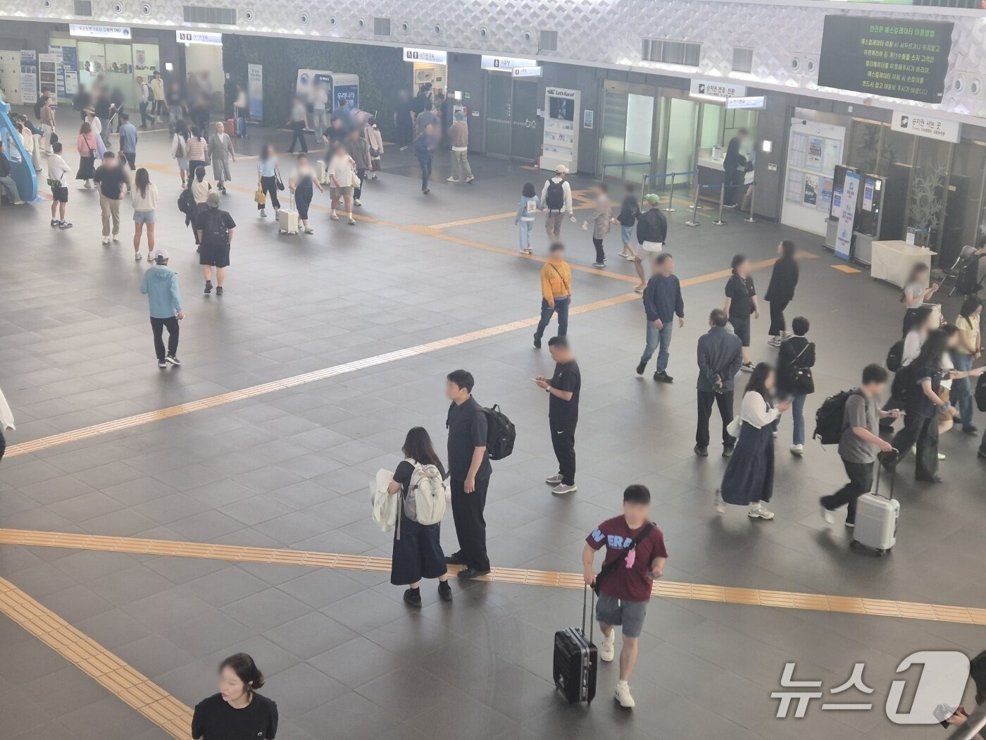 본문 이미지 - 부처님 오신날 연휴 마지막 날인 25일 강원 강릉시 KTX강릉역 대합실이 연휴를 마치고 서울로 돌아가려는 귀경객들로 북적이고 있다. 2026.5.25/뉴스1 윤왕근 기자