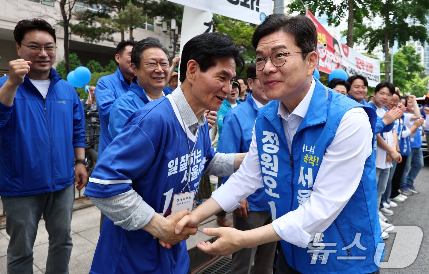 본문 이미지 - 정원오 더불어민주당 서울시장 후보가 25일 오후 서울 양천구 현대백화점 목동점 앞 유세 현장에서 당직자들과 인사하고 있다. 2026.5.25 ⓒ 뉴스1 최지환 기자