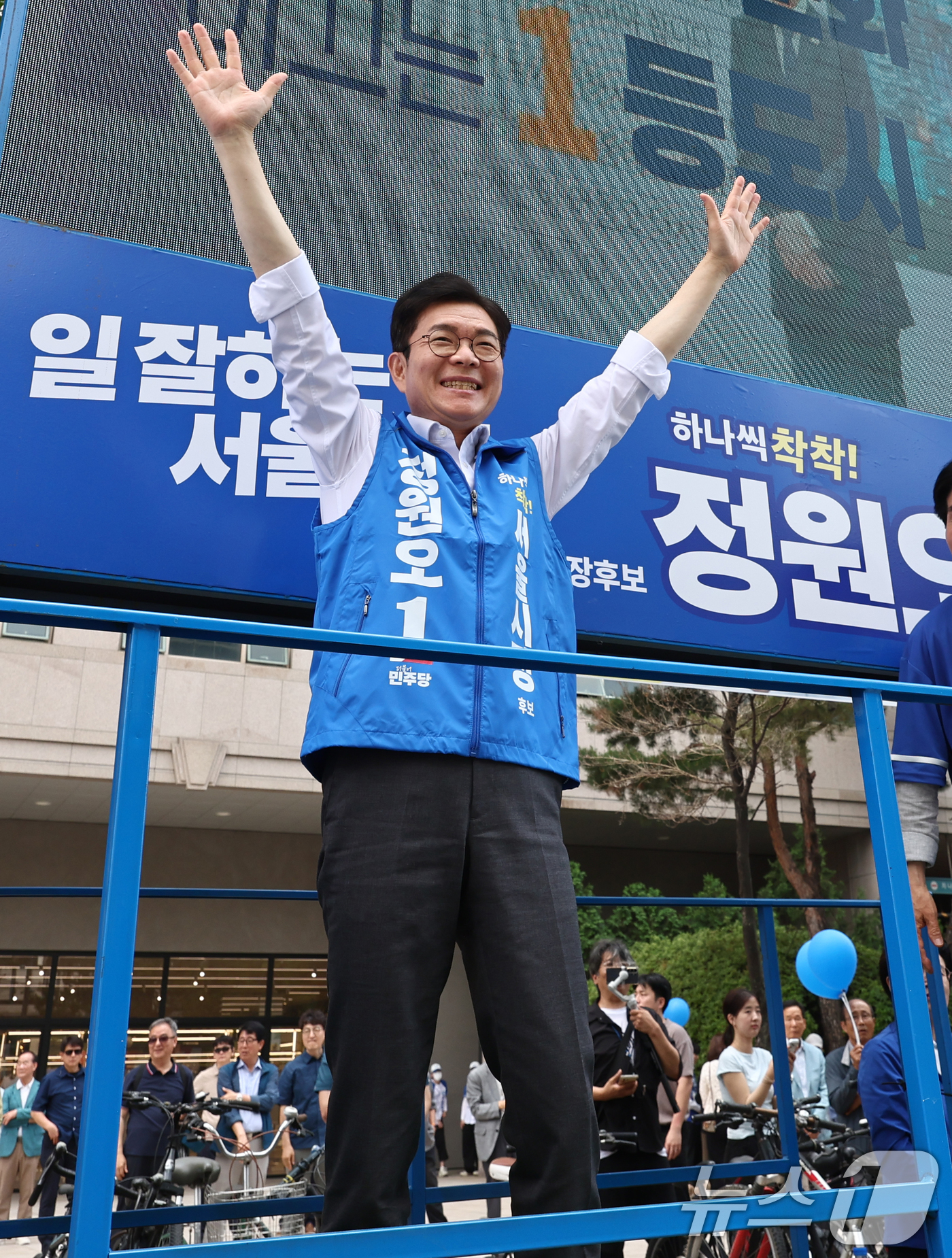 (서울=뉴스1) 최지환 기자 = 정원오 더불어민주당 서울시장 후보가 25일 오후 서울 양천구 현대백화점 목동점 앞 유세 현장에서 지지를 호소하고 있다. 2026.5.25/뉴스1