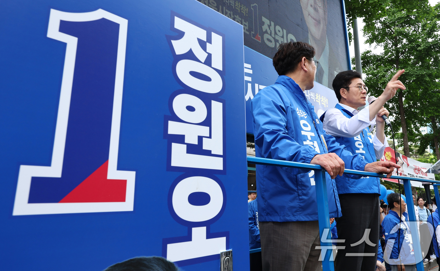 (서울=뉴스1) 최지환 기자 = 정원오 더불어민주당 서울시장 후보가 25일 오후 서울 양천구 현대백화점 목동점 앞 유세 현장에서 지지를 호소하고 있다. 2026.5.25/뉴스1