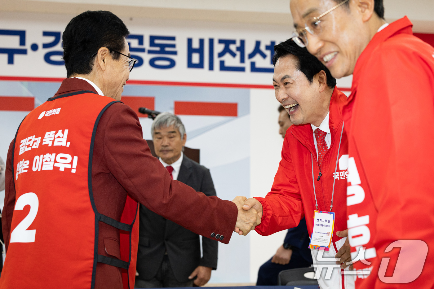(대구=뉴스1) 유승관 기자 = 장동혁 국민의힘 대표와 이철우 경상북도지사 후보가 25일 대구 수성구 국민의힘 대구시당에서 열린 대구·경북 공동 비전선포식에서 인사하고 있다. 오른 …