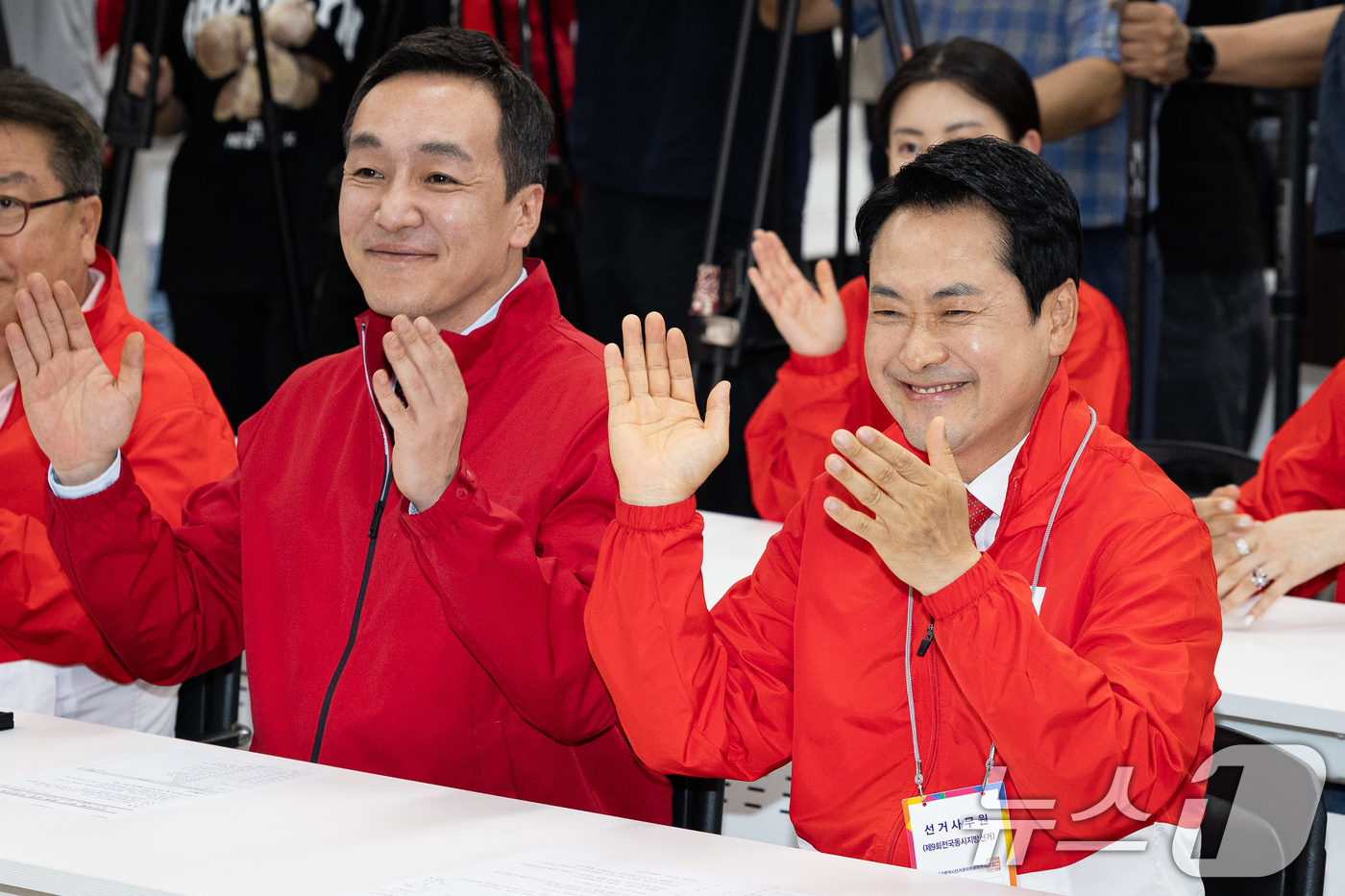 (대구=뉴스1) 유승관 기자 = 장동혁 국민의힘 대표가 25일 대구 수성구 국민의힘 대구시당에서 열린 대구·경북 공동 비전선포식에서 손뼉을 치고 있다. 2026.5.25/뉴스1
