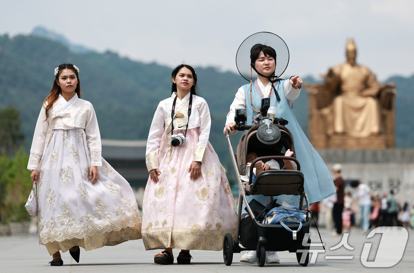 (서울=뉴스1) 임세영 기자 = 25일 서울 종로구 광화문광장에서 외국인 관광객들이 관광을 즐기고 있다.지난 24일 서울시에 따르면 지난 13일부터 23일까지 약 열흘간 '광화문광 …