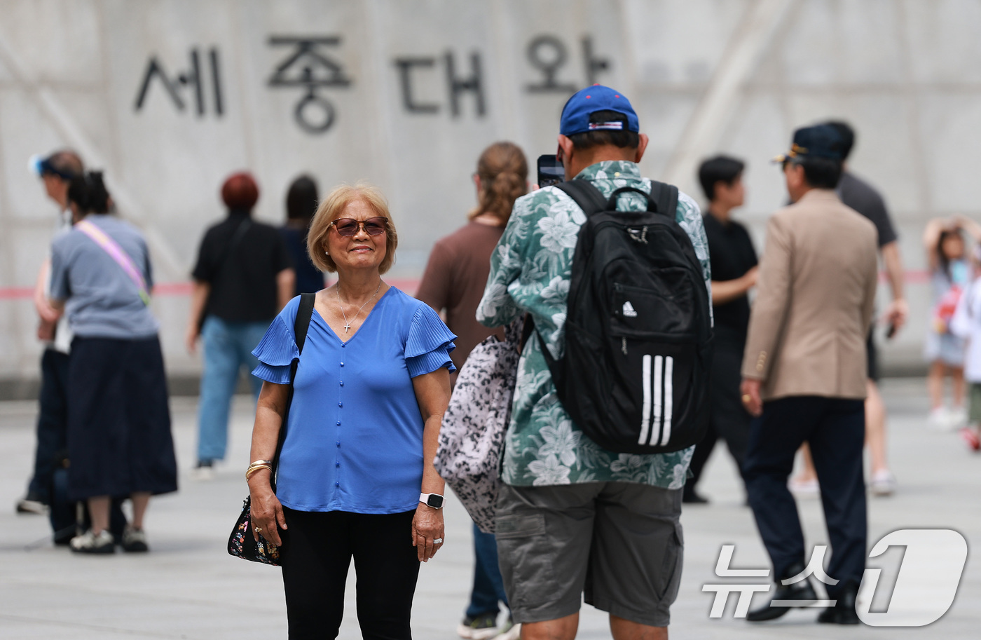 (서울=뉴스1) 임세영 기자 = 25일 서울 종로구 광화문광장에서 외국인 관광객들이 관광을 즐기고 있다.지난 24일 서울시에 따르면 지난 13일부터 23일까지 약 열흘간 '광화문광 …