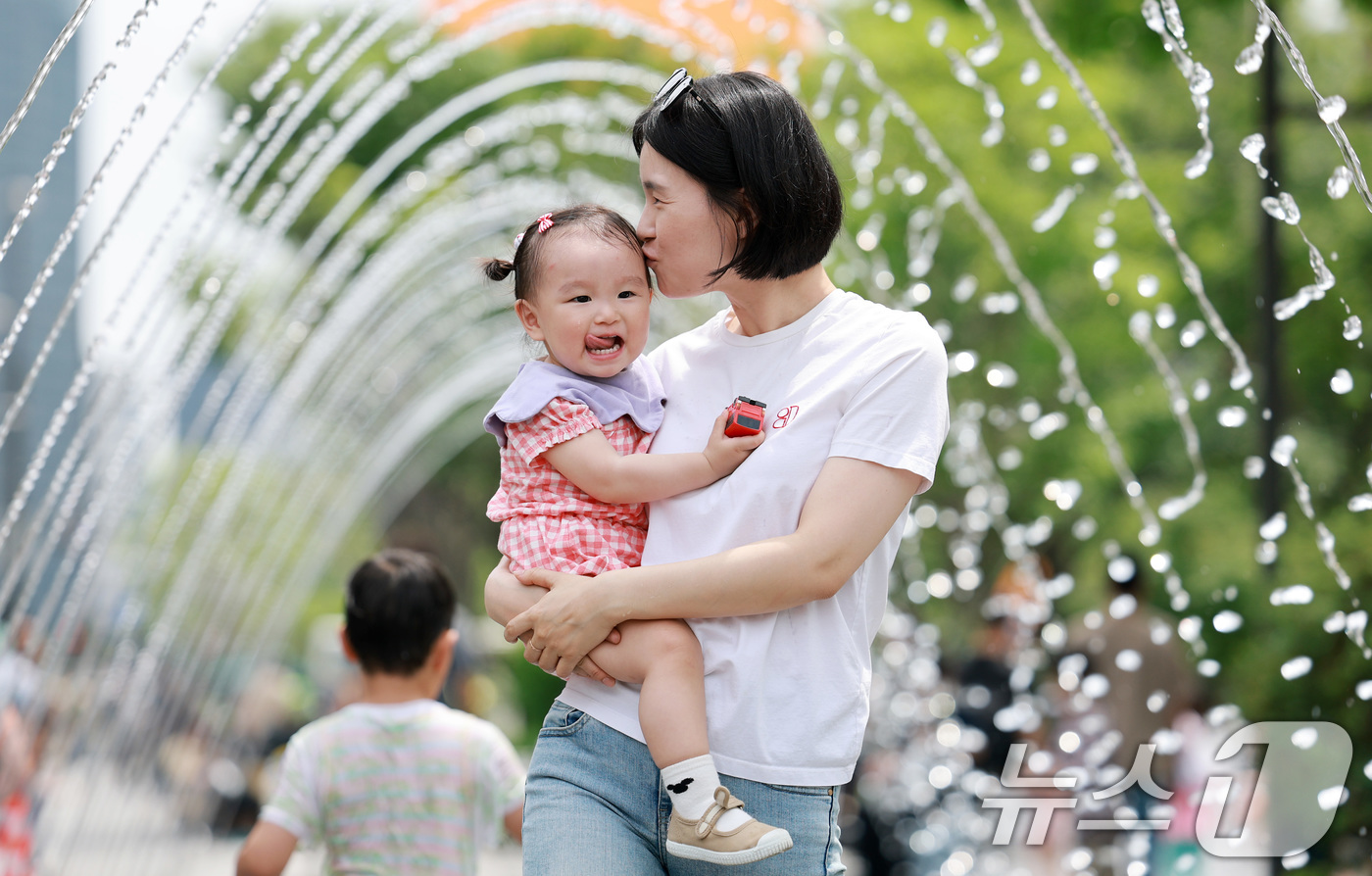 (서울=뉴스1) 임세영 기자 = 낮 최고 기온이 30도까지 오르는 등 초여름 날씨를 보인 25일 서울 종로구 광화문광장에서 시민들이 나들이를 즐기고 있다. 2026.5.25/뉴스1 …