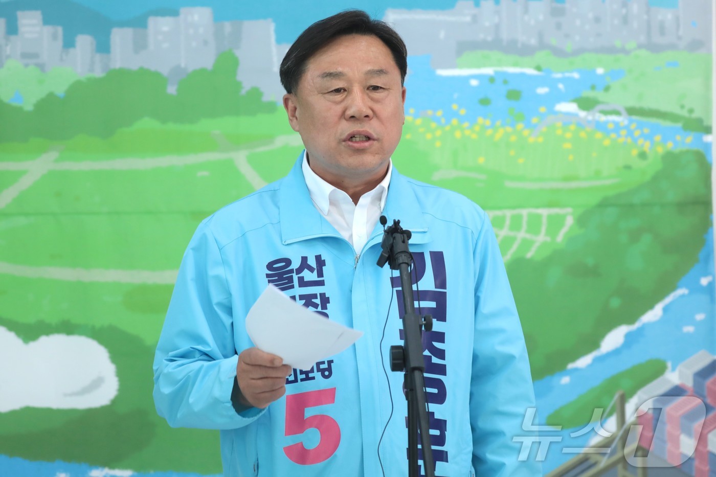 (울산=뉴스1) 김세은 기자 = 김종훈 진보당 울산시장 후보가 25일 울산 남구 소재 자신의 선거사무소에서 기자회견을 열고 단일화 여론조사 중단과 관련한 입장을 밝히고 있다. 20 …