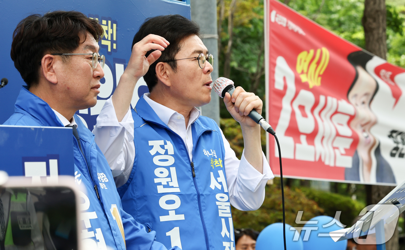 (서울=뉴스1) 최지환 기자 = 정원오 더불어민주당 서울시장 후보가 25일 오후 서울 양천구 현대백화점 목동점 앞 유세 현장에서 지지를 호소하고 있다. 2026.5.25/뉴스1