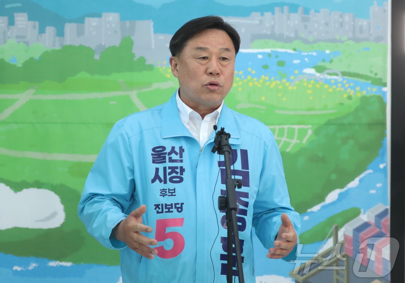 (울산=뉴스1) 김세은 기자 = 김종훈 진보당 울산시장 후보가 25일 울산 남구 소재 자신의 선거사무소에서 기자회견을 열고 단일화 여론조사 중단과 관련한 입장을 밝히고 있다. 20 …