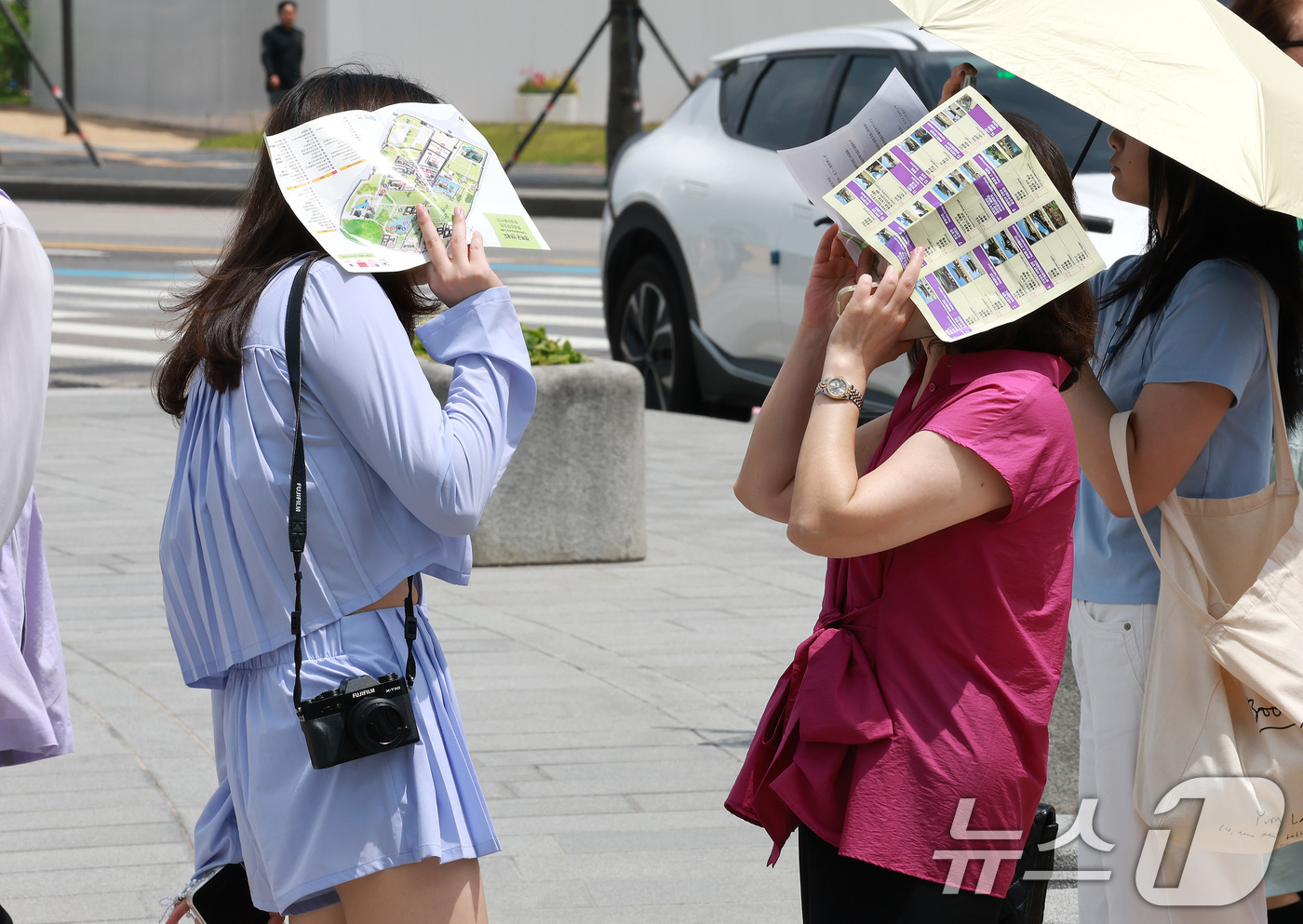 (서울=뉴스1) 임세영 기자 = 낮 최고 기온이 30도까지 오르는 등 초여름 날씨를 보인 25일 서울 종로구 경복궁 인근에서 외국인 관광객이 뜨거운 햇살을 가리고 있다.  2026 …