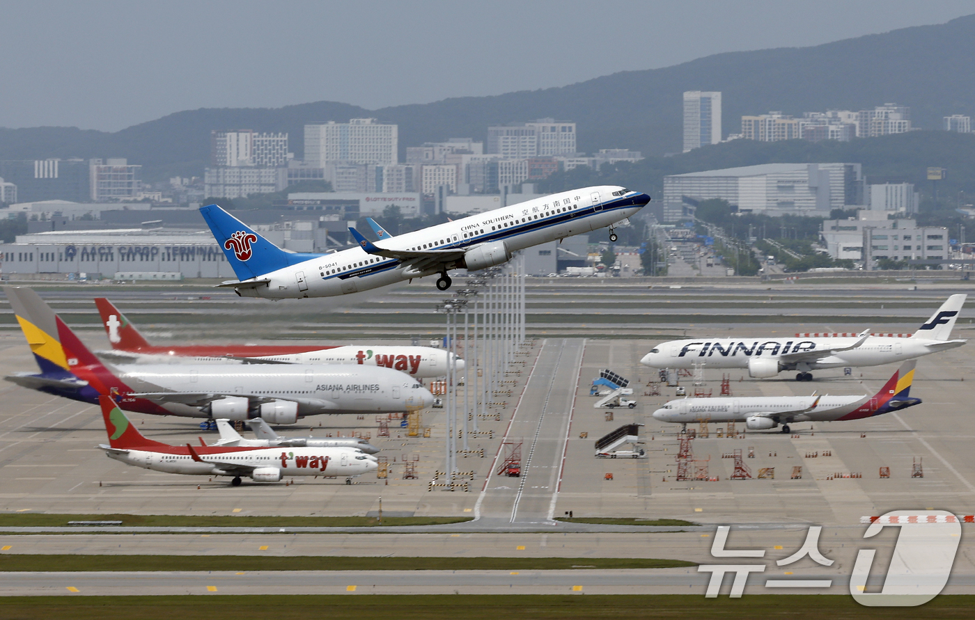 (인천공항=뉴스1) 박정호 기자 = 고유가와 고환율 이중고에 직격탄을 맞은 항공업계가 코로나 팬데믹 이후 최악의 영업 적자를 낼 거란 전망이 나온 25일 오후 인천국제공항에서 항공 …