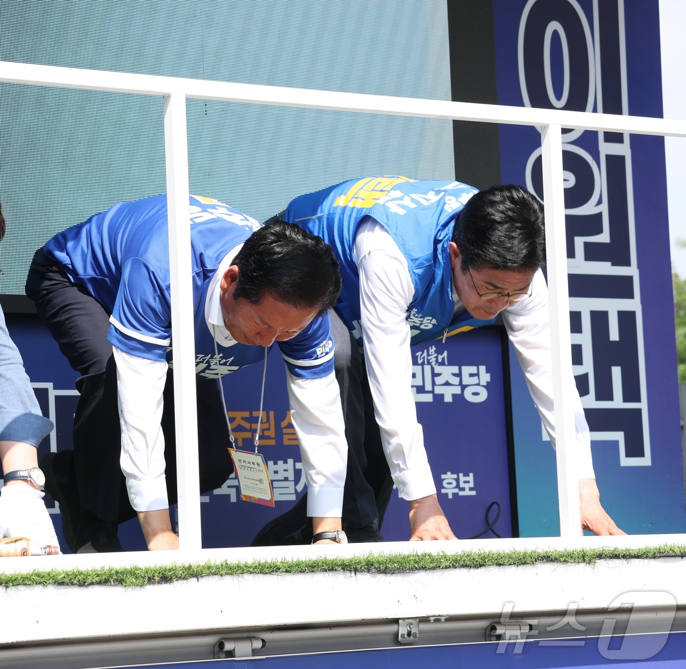 (전주=뉴스1) 유경석 기자 = 정청래 더불어민주당 총괄상임선대위원장(왼쪽)이 25일 전북 전주시 전북대학교 구정문 앞에서 열린 집중유세에 참석해 이원택 민주당 전북도지사 후보 지 …