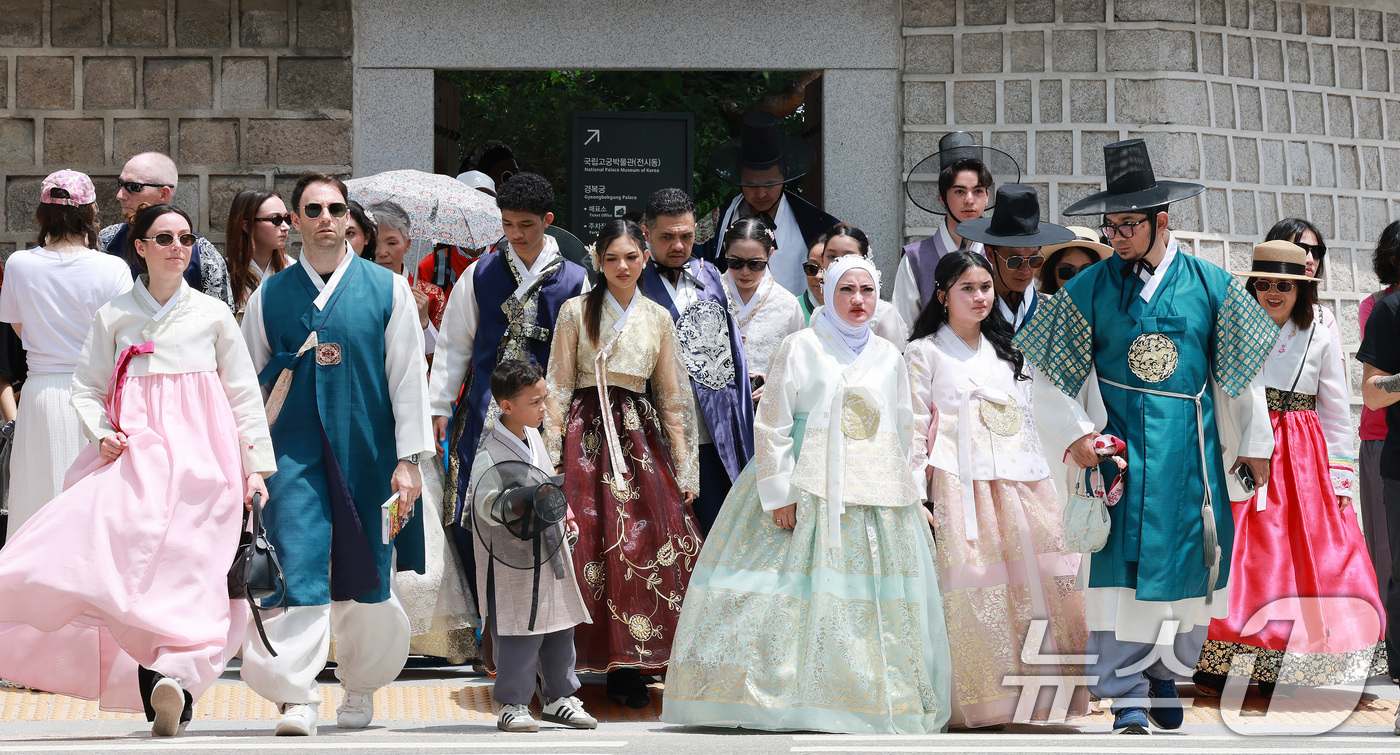 (서울=뉴스1) 임세영 기자 = 25일 서울 종로구 광화문광장 인근에서 외국인 관광객들이 관광을 즐기고 있다.지난 24일 서울시에 따르면 지난 13일부터 23일까지 약 열흘간 '광 …