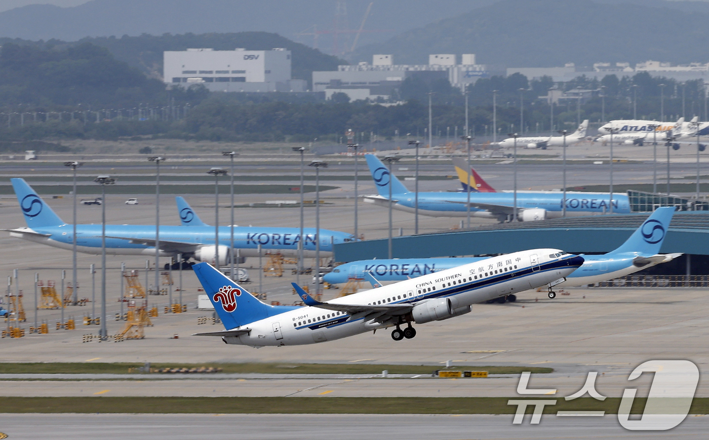 (인천공항=뉴스1) 박정호 기자 = 고유가와 고환율 이중고에 직격탄을 맞은 항공업계가 코로나 팬데믹 이후 최악의 영업 적자를 낼 거란 전망이 나온 25일 오후 인천국제공항에서 항공 …