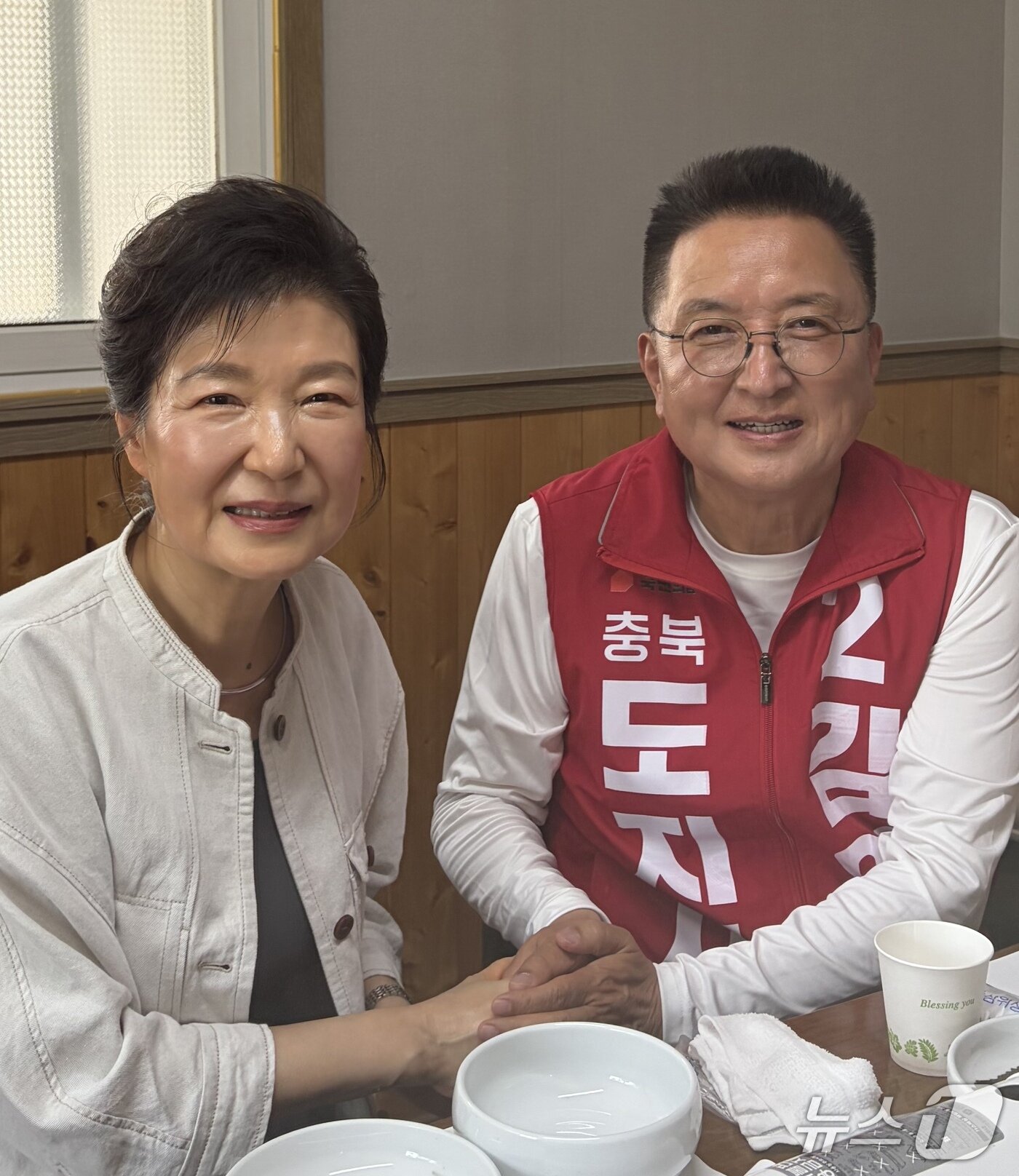 본문 이미지 - 김영환 국민의힘 충북지사 후보가 25일 옥천군 고 육영수 여사 생가에서 박근혜 전 대통령을 만나 사진 촬영을 하고 있다. (캠프 제공. 재판매 및 DB금지)