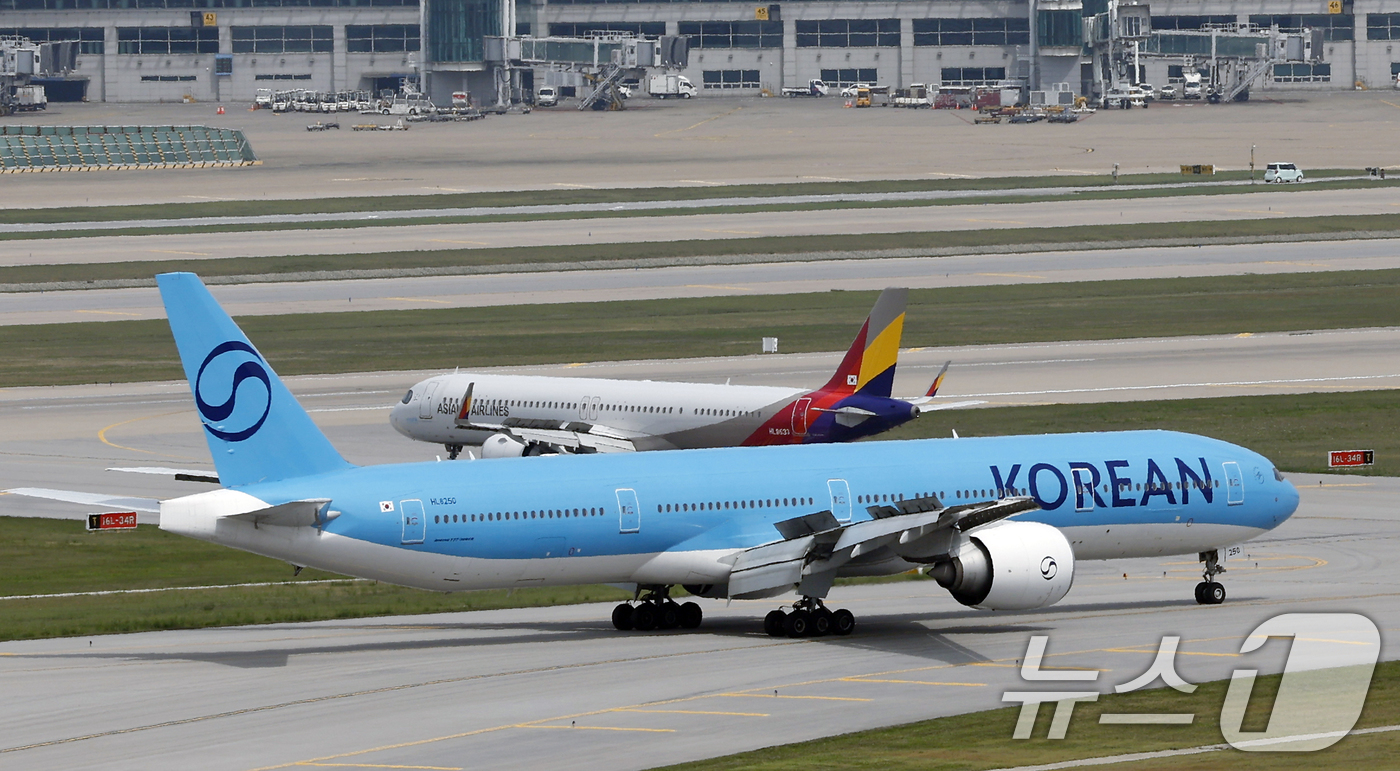 (인천공항=뉴스1) 박정호 기자 = 고유가와 고환율 이중고에 직격탄을 맞은 항공업계가 코로나 팬데믹 이후 최악의 영업 적자를 낼 거란 전망이 나온 25일 오후 인천국제공항에서 항공 …