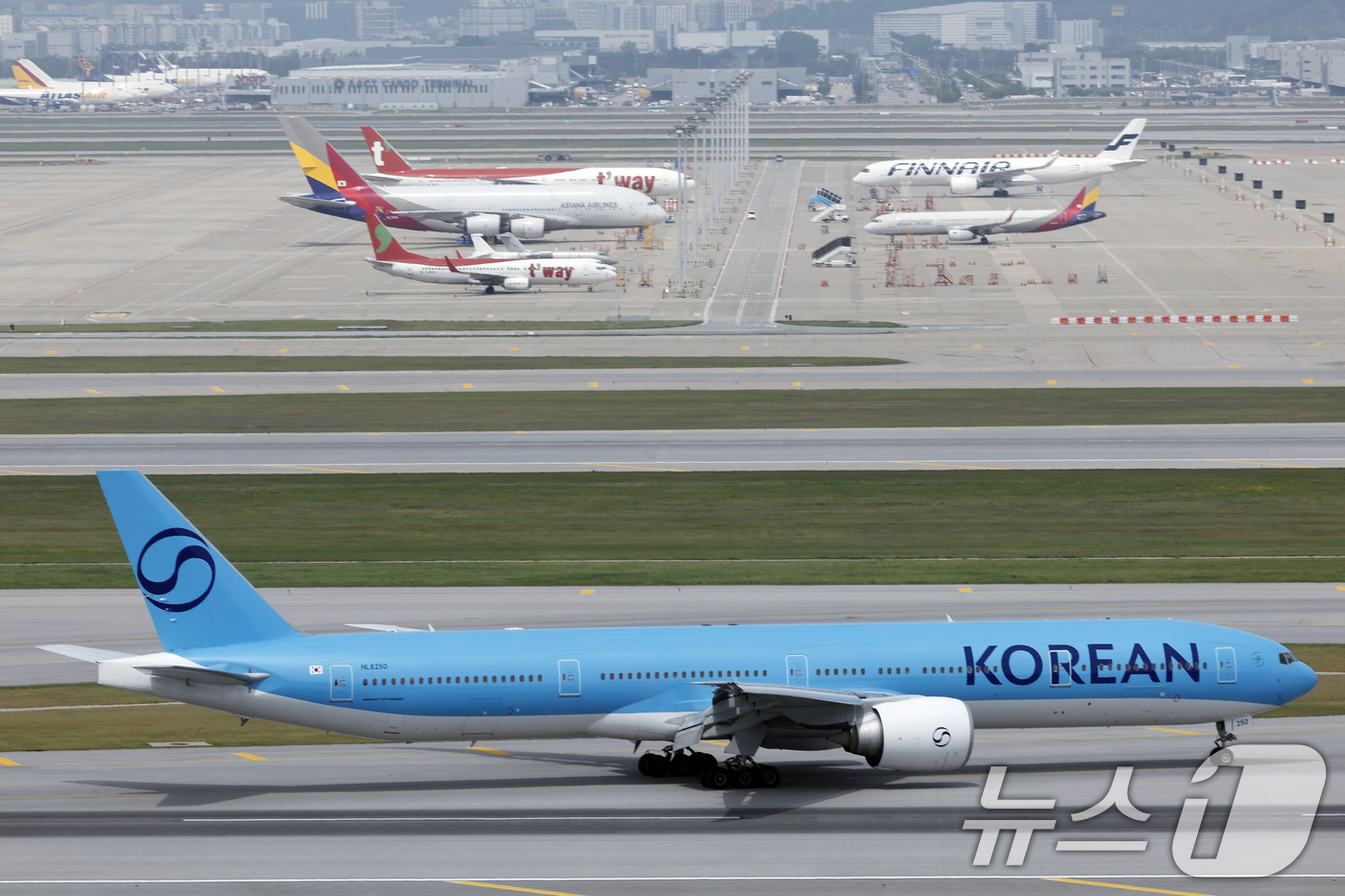 (인천공항=뉴스1) 박정호 기자 = 고유가와 고환율 이중고에 직격탄을 맞은 항공업계가 코로나 팬데믹 이후 최악의 영업 적자를 낼 거란 전망이 나온 25일 오후 인천국제공항에서 항공 …