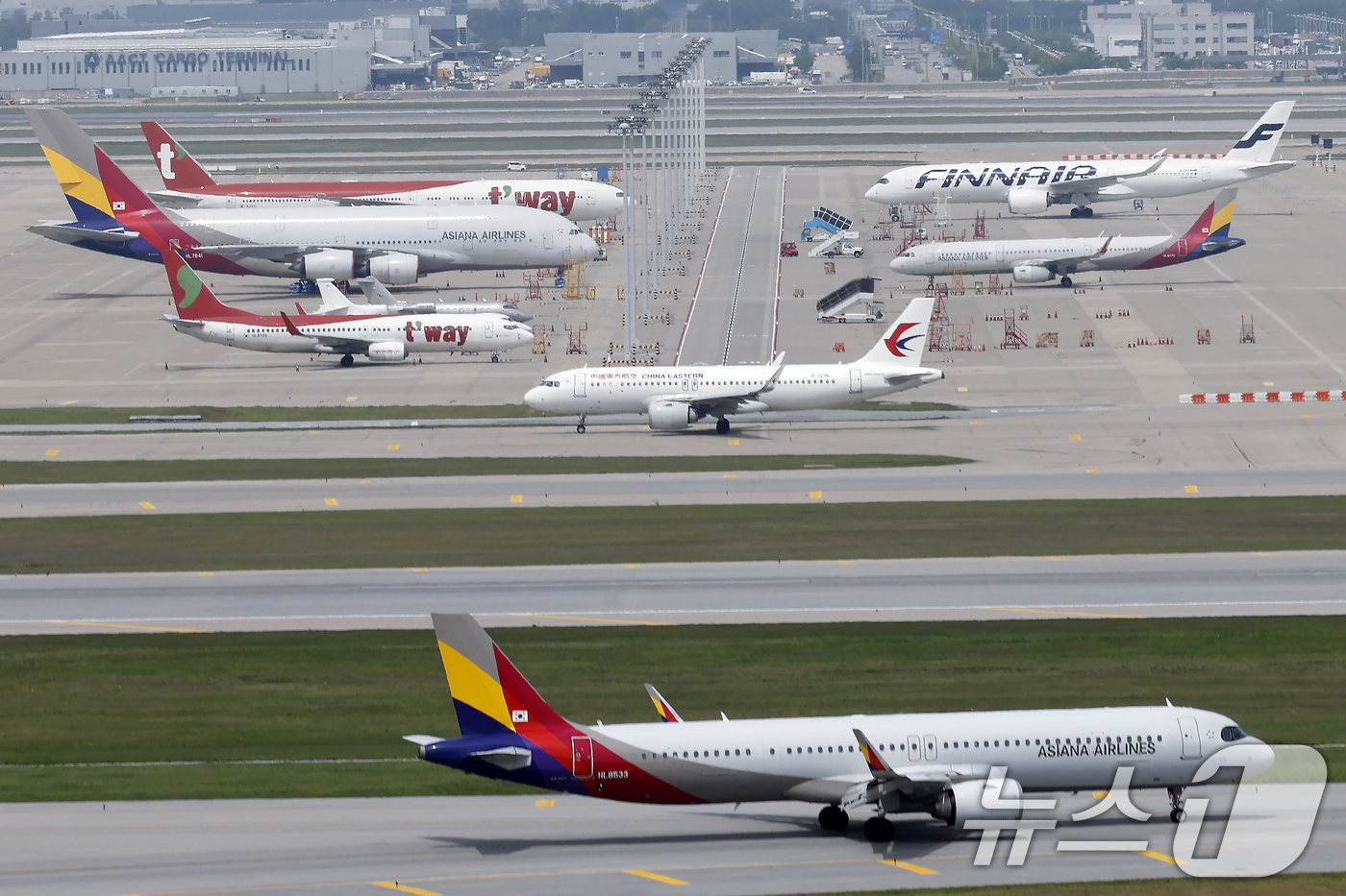 (인천공항=뉴스1) 박정호 기자 = 고유가와 고환율 이중고에 직격탄을 맞은 항공업계가 코로나 팬데믹 이후 최악의 영업 적자를 낼 거란 전망이 나온 25일 오후 인천국제공항에서 항공 …