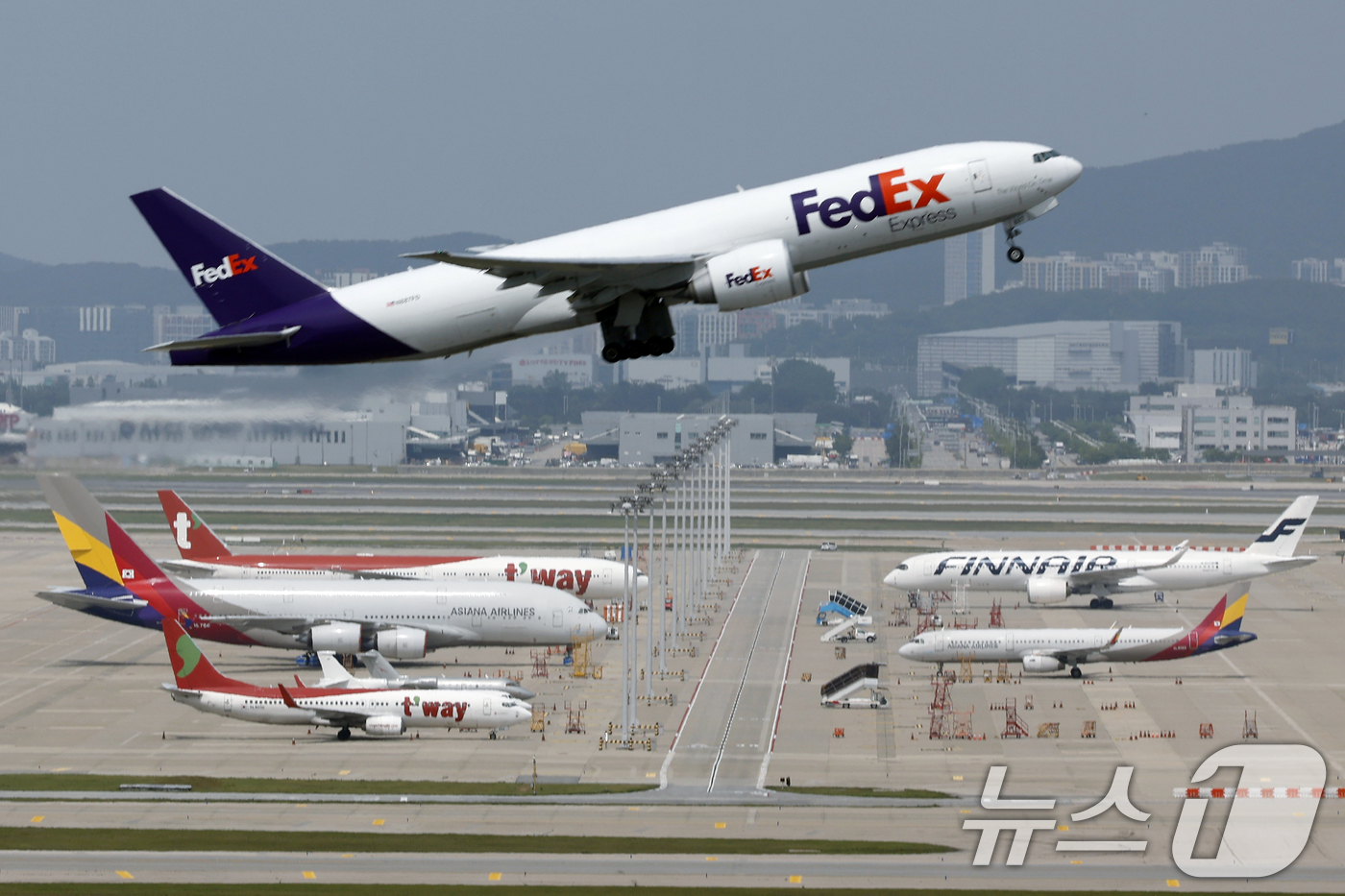 (인천공항=뉴스1) 박정호 기자 = 고유가와 고환율 이중고에 직격탄을 맞은 항공업계가 코로나 팬데믹 이후 최악의 영업 적자를 낼 거란 전망이 나온 25일 오후 인천국제공항에서 항공 …