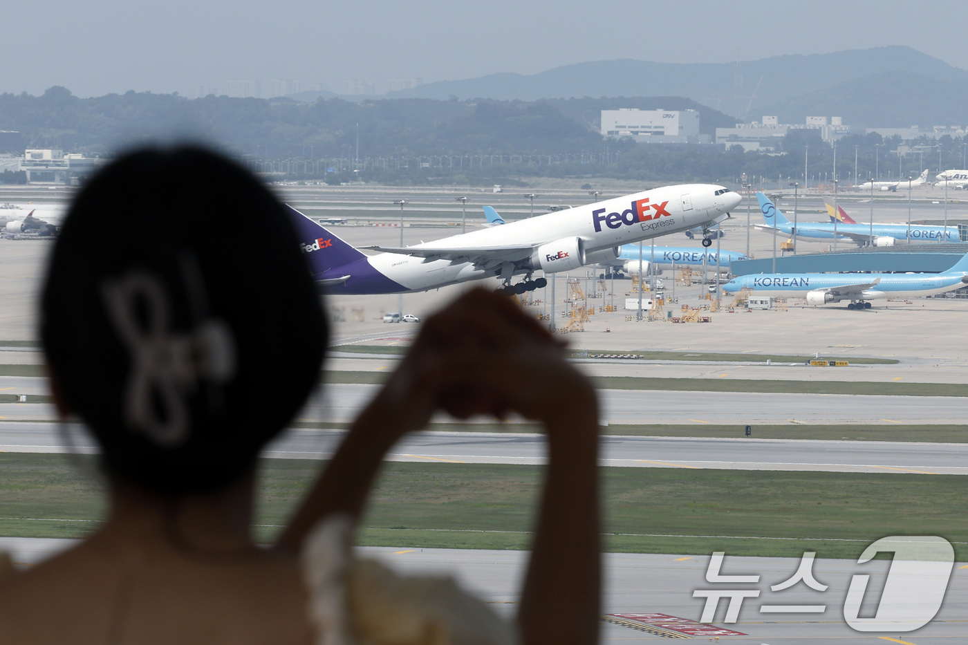 (인천공항=뉴스1) 박정호 기자 = 고유가와 고환율 이중고에 직격탄을 맞은 항공업계가 코로나 팬데믹 이후 최악의 영업 적자를 낼 거란 전망이 나온 25일 오후 인천국제공항에서 항공 …