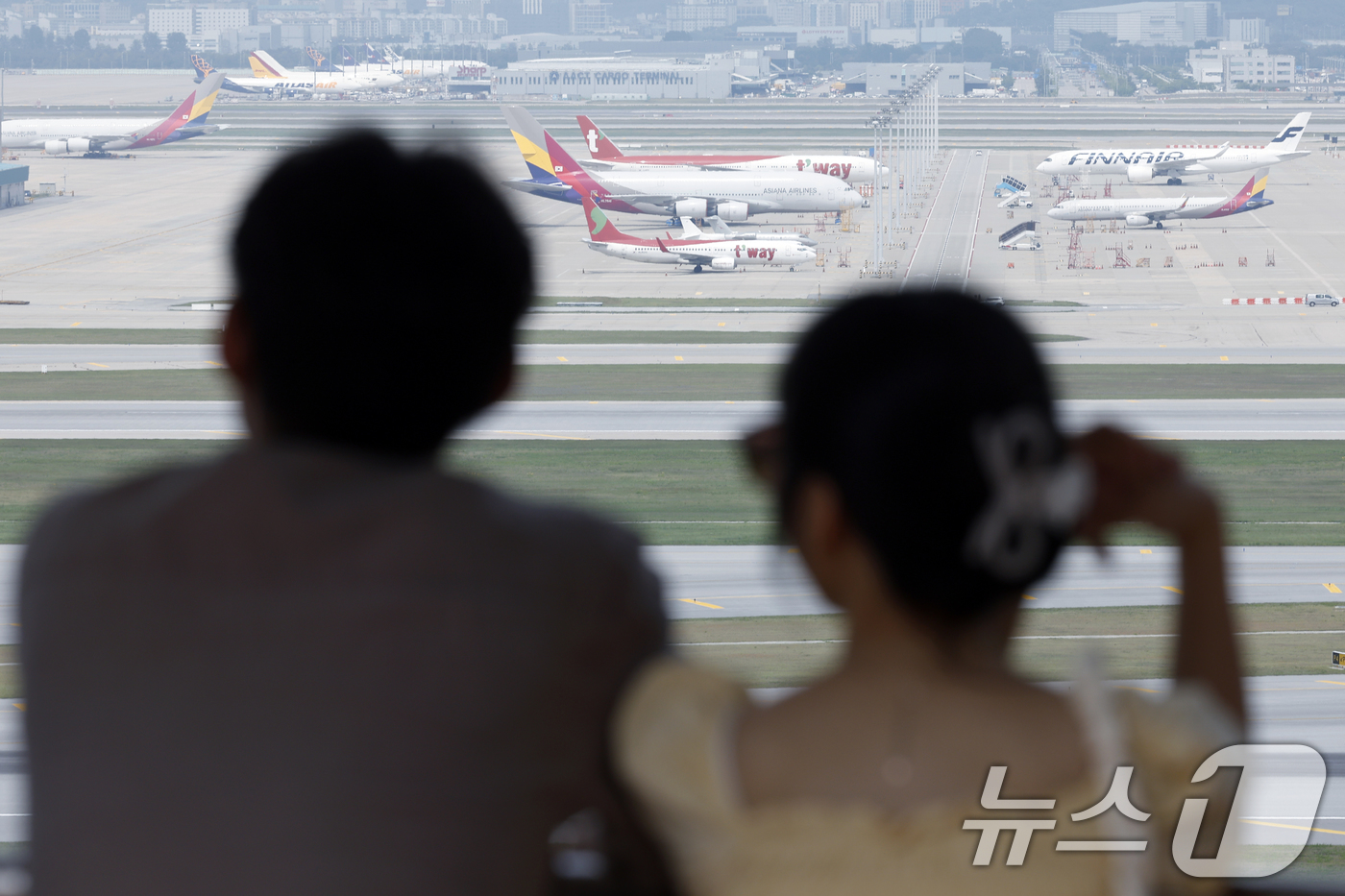 (인천공항=뉴스1) 박정호 기자 = 고유가와 고환율 이중고에 직격탄을 맞은 항공업계가 코로나 팬데믹 이후 최악의 영업 적자를 낼 거란 전망이 나온 25일 오후 인천국제공항 전망대를 …