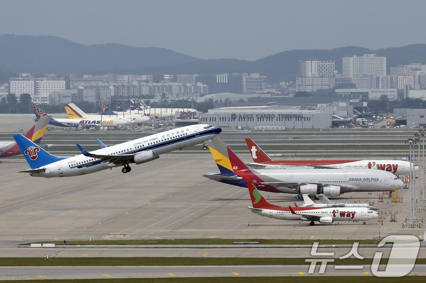 (인천공항=뉴스1) 박정호 기자 = 고유가와 고환율 이중고에 직격탄을 맞은 항공업계가 코로나 팬데믹 이후 최악의 영업 적자를 낼 거란 전망이 나온 25일 오후 인천국제공항에서 항공 …