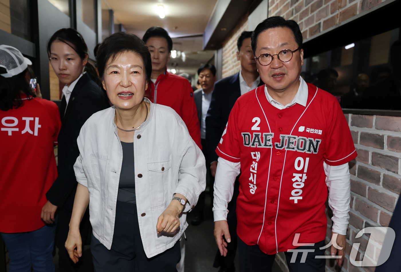 (대전=뉴스1) 김기태 기자 = 박근혜 전 대통령이 25일 오후 대전 서구 이장우 국민의힘 대전시장 후보 선거사무소를 방문하고 있다. 2026.5.25/뉴스1