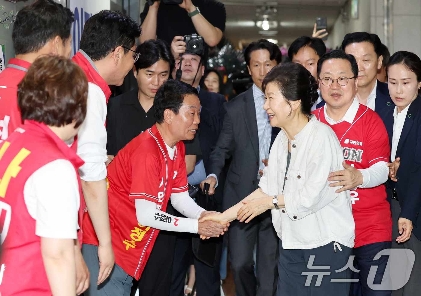 (대전=뉴스1) 김기태 기자 = 박근혜 전 대통령이 25일 오후 대전 서구 이장우 국민의힘 대전시장 후보 선거사무소를 방문하고 있다. 2026.5.25/뉴스1