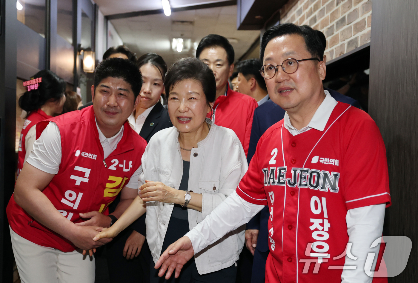 (대전=뉴스1) 김기태 기자 = 박근혜 전 대통령이 25일 오후 대전 서구 이장우 국민의힘 대전시장 후보 선거사무소를 방문하고 있다. 2026.5.25/뉴스1