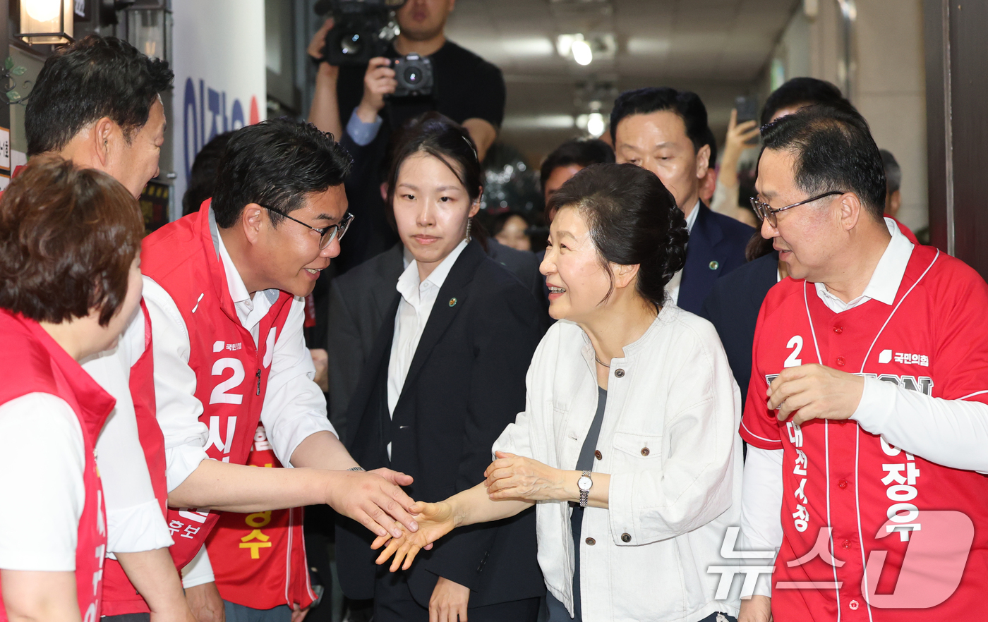 (대전=뉴스1) 김기태 기자 = 박근혜 전 대통령이 25일 오후 대전 서구 이장우 국민의힘 대전시장 후보 선거사무소를 방문하고 있다. 2026.5.25/뉴스1
