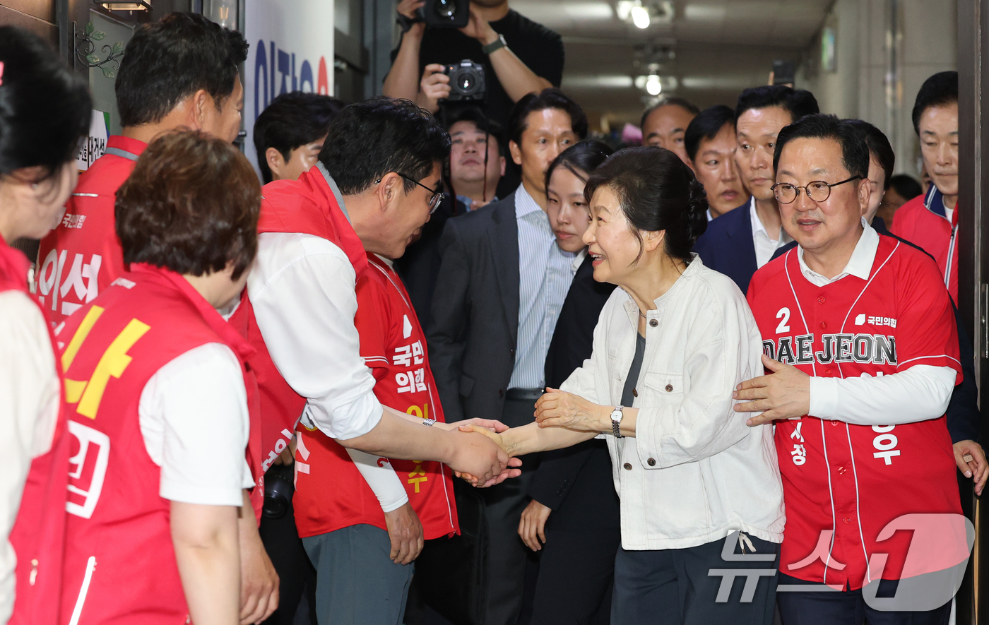 (대전=뉴스1) 김기태 기자 = 박근혜 전 대통령이 25일 오후 대전 서구 이장우 국민의힘 대전시장 후보 선거사무소를 방문하고 있다. 2026.5.25/뉴스1