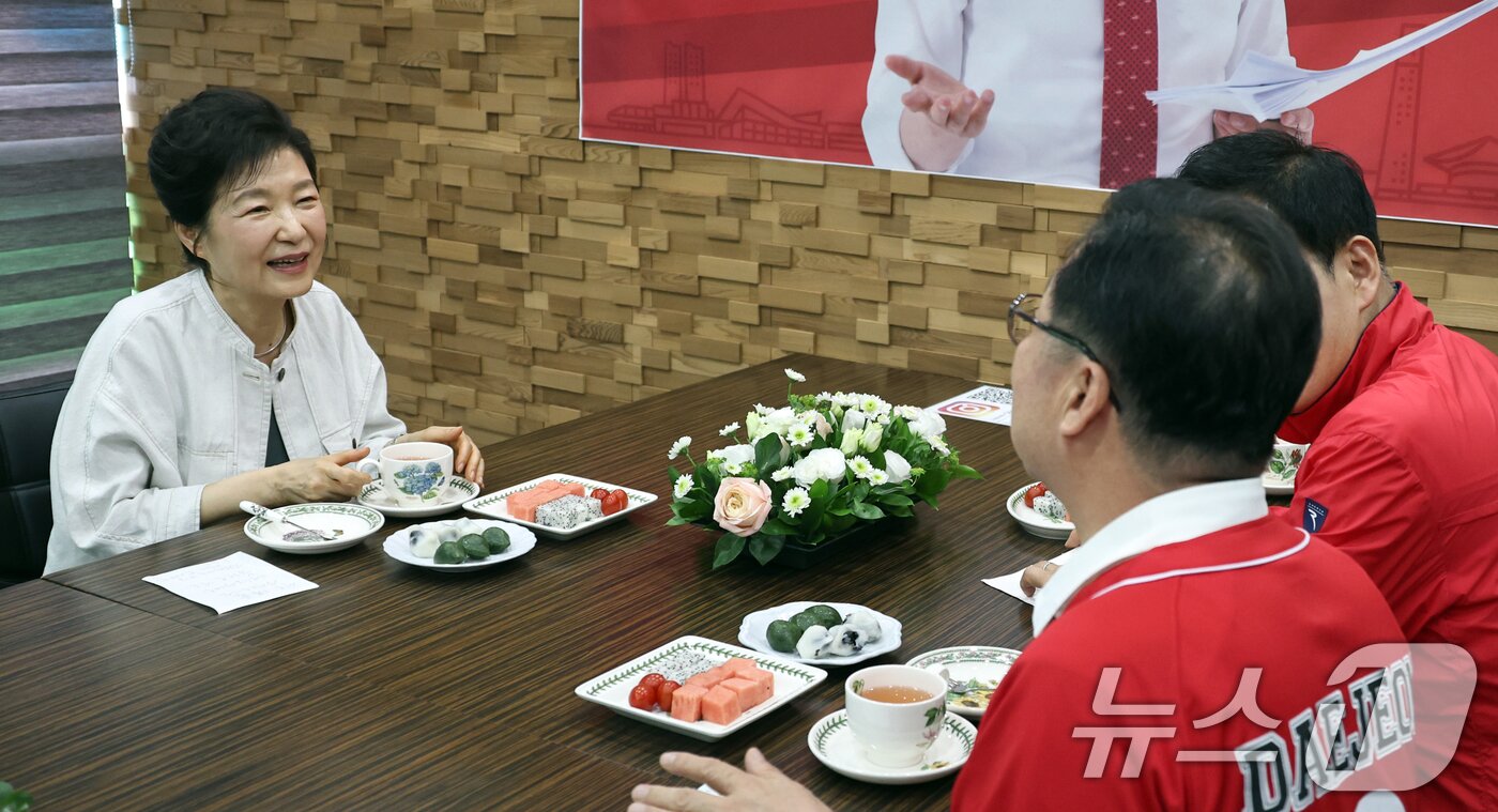 본문 이미지 - 박근혜 전 대통령이 25일 오후 대전 서구 이장우 선거사무소에서 이장우 국민의힘 대전시장 후보, 유영하 국민의힘 의원과 차담을 하고 있다. (공동취재) 2026.5.25 ⓒ 뉴스1 김기태 기자
