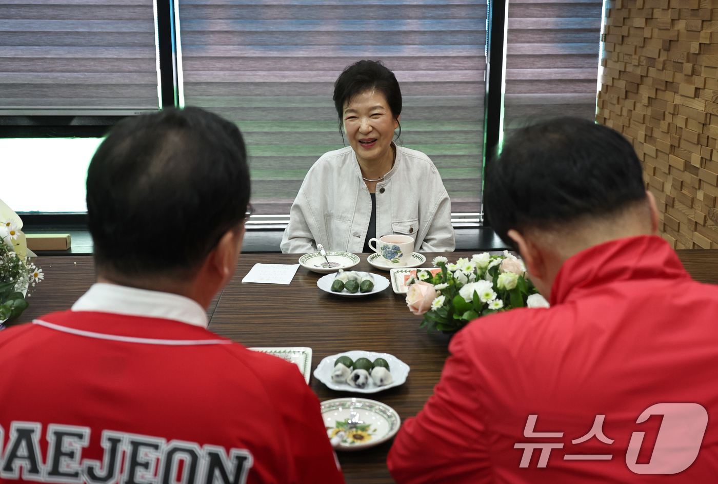 (대전=뉴스1) 김기태 기자 = 박근혜 전 대통령이 25일 오후 대전 서구 이장우 선거사무소에서 이장우 국민의힘 대전시장 후보, 유영하 국민의힘 의원과 차담을 하고 있다. (공동취 …