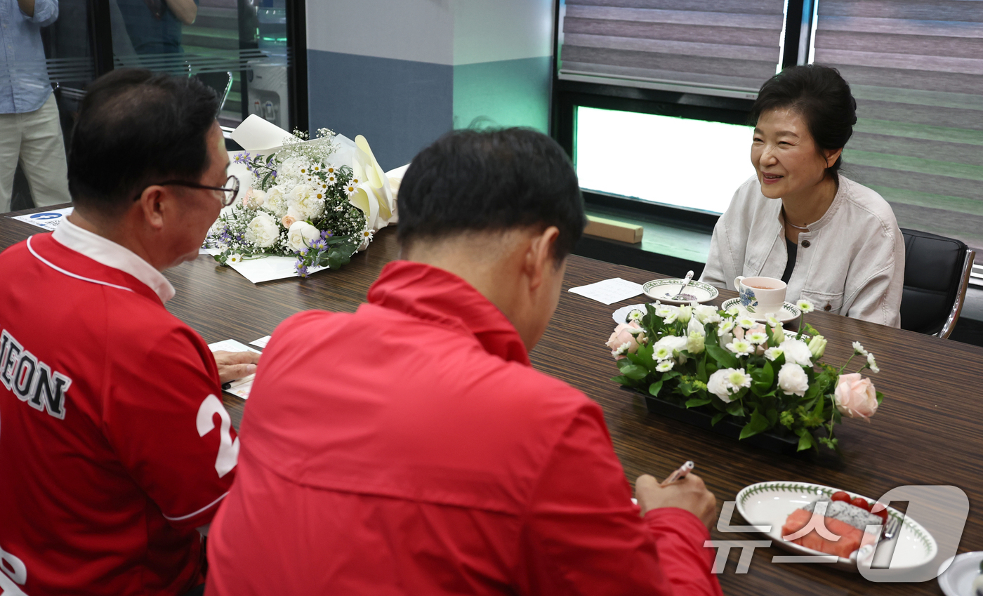 (대전=뉴스1) 김기태 기자 = 박근혜 전 대통령이 25일 오후 대전 서구 이장우 선거사무소에서 이장우 국민의힘 대전시장 후보, 유영하 국민의힘 의원과 차담을 하고 있다. (공동취 …