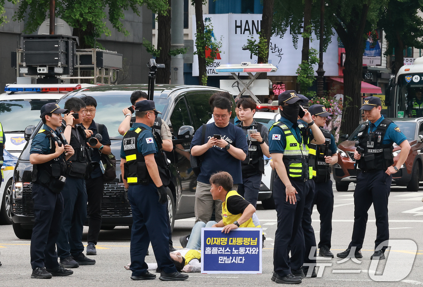 (서울=뉴스1) 임세영 기자 = 홈플러스 노조원들이 25일 오후 서울 종로구 정부서울청사 인근에서 대통령 면담을 요구하며 청와대 방향으로 횡단해 도로에 누워있다.  2026.5.2 …