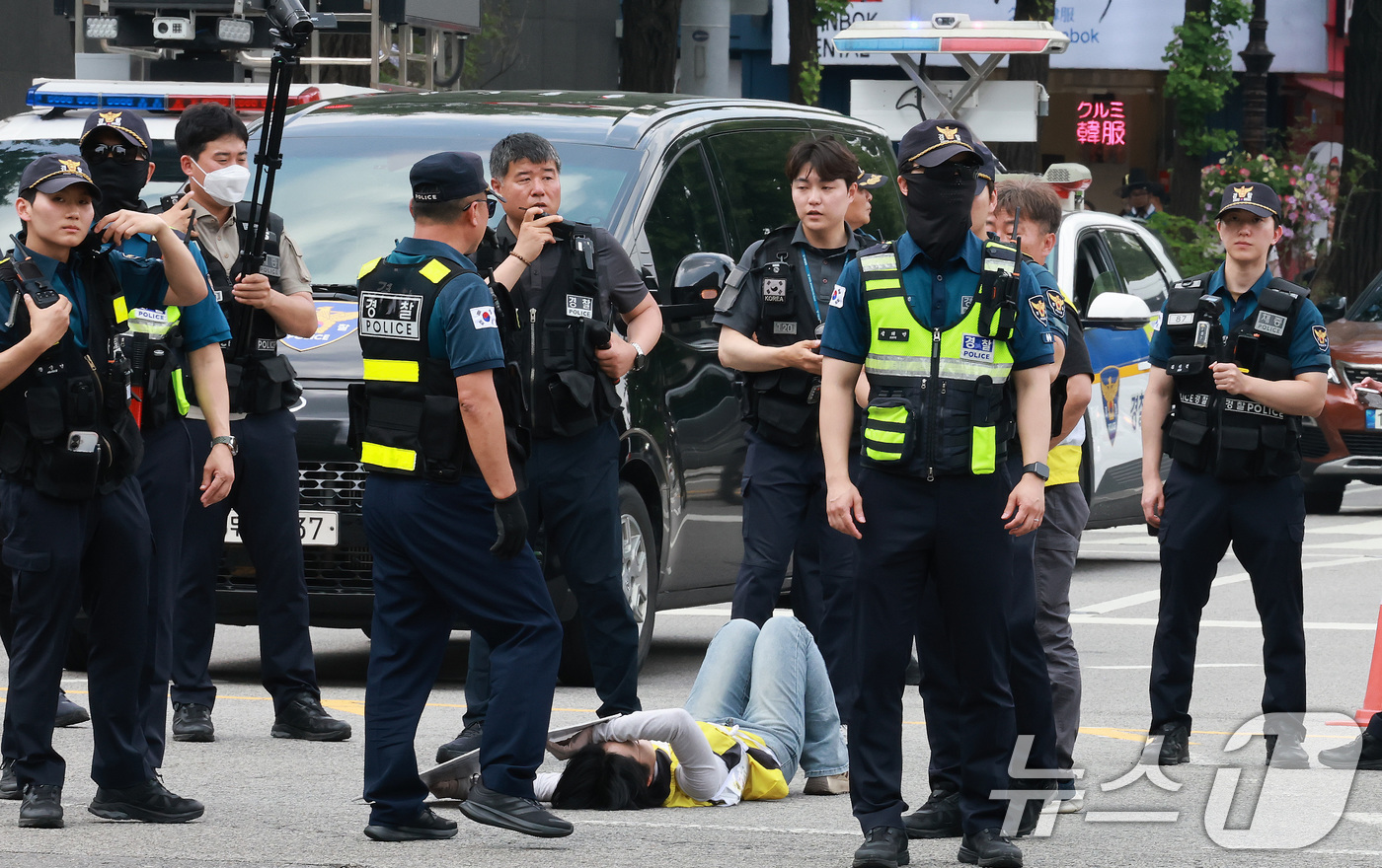 (서울=뉴스1) 임세영 기자 = 홈플러스 노조원들이 25일 오후 서울 종로구 정부서울청사 인근에서 대통령 면담을 요구하며 청와대 방향으로 횡단해 도로에 누워있다.  2026.5.2 …