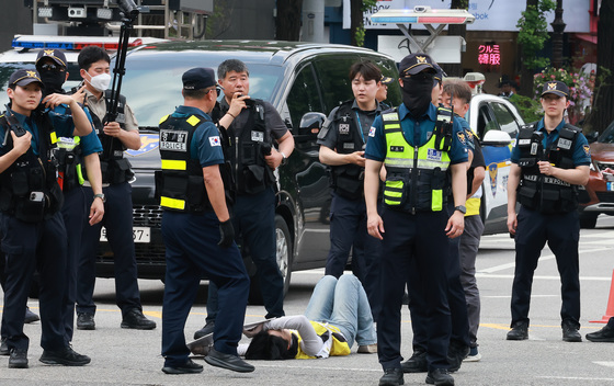 도로에 누운 홈플러스 노조원